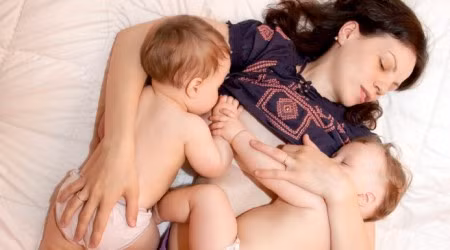 Cho hai bé bú luân phiên cả hai bên ngực sẽ giúp cả hai bé luyện tập thị giác và khuyến khích các bé uống nhiều sữa hơn.