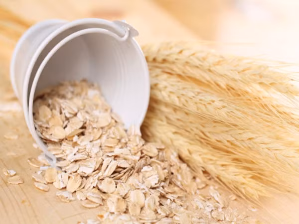 Trộn đều yến mạch với sữa đông, nước cốt chanh và nước ép sữa chua, sau đó áp dụng hỗn hợp này lên vùng da rám nắng ít nhất 30 phút và rửa lại bằng nước lạnh.