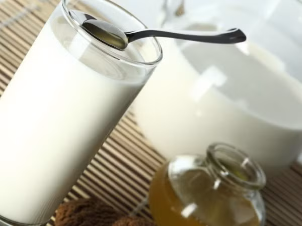 Sữa lạnh. Một ly sữa lạnh vừa bổ dưỡng vừa giúp giải nhiệt cho mùa hè, lại còn có tác dụng hơn thế nữa. Thoa sữa lên da cháy nắng sẽ có tác dụng giảm đau. Sữa lạnh được cho là có tác dụng làm dịu cơn đau, ngứa và rát. Sữa chua dường như cũng có tác dụng tương tự.