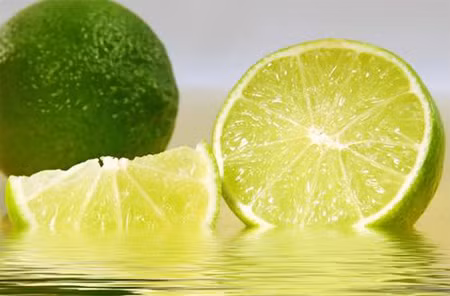 Nước cốt chanh. Chanh chứa thành phần axit acetic và vitamin C nhanh chóng đánh bay những vết nám da do cháy nắng. Chanh cũng mang tính kháng khuẩn cao giúp ngăn ngừa sự xuất hiện của mụn, giúp da trắng sáng mịn màng.