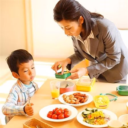 Đảm bảo cho trẻ có một chế độ dinh dưỡng tốt là ăn đủ 4 nhóm thực phẩm (nhóm cung cấp chất đạm là thịt,cá,tôm, cua, trứng, sữa… Nhóm cung cấp chất đường bột là gạo, mỳ, khoai… Nhóm cung cấp chất béo như dầu ăn, mỡ, vừng, lạc và nhóm cung cấp vitamin và chất khoáng có nhiều ở rau quả).