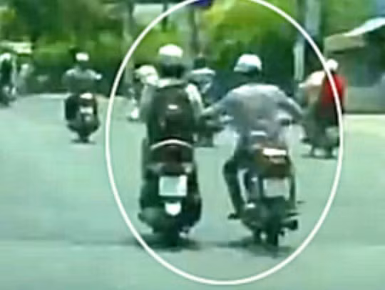 và áp sát giật tài sản của người phụ nữ. Ảnh cắt từ clip.
