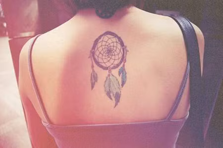 Nhờ vào vẻ đẹp hoang dã, cuốn hút nhưng tinh tế của mình mà những hình xăm Dreamcatcher cũng ngày càng phổ biến và hấp dẫn nhiều người. Ngay cả những người nổi tiếng cũng không thoát khỏi sức mê hoặc của “kẻ đuổi bắt những giấc mơ”