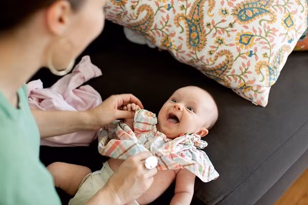Chọn quần áo phù hợp mùa nóng cho bé. Hãy cho bé mặc các loại quần áo vải bông nhẹ thoáng và sáng màu. Nên thay quần áo thường xuyên cho bé, nhất là những khi trời nóng. Vì quần áo dính mồ hôi cũng sẽ khiến bé dễ bị các bệnh ngoài da. Đối với trẻ nhỏ nên thay tã thường xuyên và thay tã giấy bằng tã vải cotton thoáng mát cho trẻ.