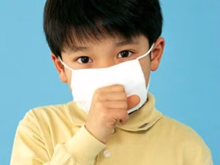 Người lớn khi tiếp xúc và chăm sóc trẻ bệnh nên mang khẩu trang y tế cho mình và cho cả trẻ bệnh, sau khi tiếp xúc nên rửa tay sạch sẽ bằng xà phòng và nước sạch ngay để hạn chế sự lây lan khi phải chăm sóc trẻ lành.