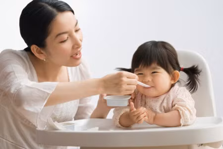 Do đau trong miệng (miệng loét) nên trẻ thường khoảnh ăn. Vì thế, để trẻ dễ ăn hơn, cần nấu thức ăn thật nhuyễn, mềm, đủ chất. Cho ăn thức ăn như bình thường nhưng làm lỏng, mềm như cháo bột (kể cả trẻ lớn) vì thức ăn cứng làm trẻ đau rát miệng. Không nên cho trẻ ăn thức ăn còn nóng. Có thể làm mát đồ ăn nhằm tạo cảm giác dễ chịu, kích thích trẻ ăn uống ngon miệng hơn.
