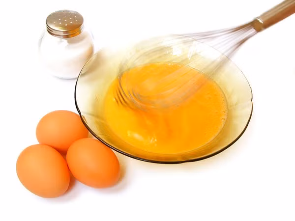 Chanh và lòng đỏ trứng gà. Chanh và lòng đỏ trứng cũng là hai nguyên liệu tự nhiên giúp trị tóc nhờn hiệu quả. Chỉ cần lấy một chiếc bát nhỏ, trộn 5 giọt nước cốt chanh với 2 lòng đỏ trứng. Sau đó, bôi hỗn hợp mặt nạ dưỡng chất này lên mái tóc đã được làm ướt và ủ trong khoảng 10 phút. Cuối cùng, gội sạch đầu lại như bình thường, tóc bạn sẽ giảm nhờn và bết dính đáng kể.
