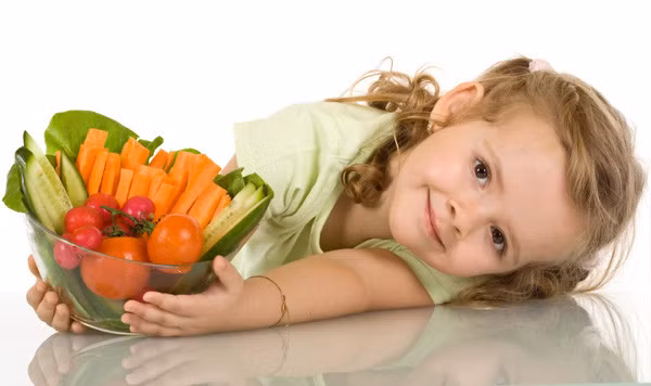 Cà rốt. Nhu cầu vitamin A cho sự tăng trưởng và phát triển của trẻ nhiều hơn của người lớn, cũng có nghĩa là trẻ cần nhiều vi chất carotene, carotene giúp trẻ chống được các bệnh đường hô hấp, thúc đẩy quá trình tăng trưởng, và những trẻ thiếu carotene rất dễ bị các bệnh liên quan đến đường hô hấp. Trong cà rốt chứa rất nhiều chất này vì thế cha mẹ thường xuyên cho trẻ ăn cà rốt sẽ rất có lợi cho sức khỏe.