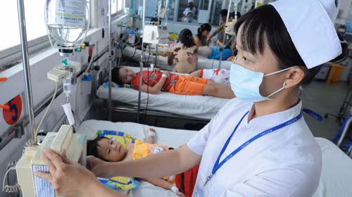 Trong khi dịch sởi còn chưa có dấu hiệu lắng xuống thì các ca tay chân miệng và thủy đậu, sốt xuất huyết lại có xu hướng tăng đối với bệnh nhi. Tại bệnh viện Bệnh Nhiệt Đới từ đầu năm 2014 đến nay có khoảng 1.000 trường hợp mắc sốt xuất huyết đến khám và điều trị, số ca bệnh tăng hơn so với cùng kỳ năm trước.