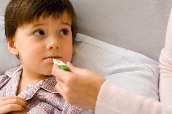 Một số trẻ có thể bị sốt virus khi phát ban, hay gặp nhất khi trẻ bị nhiễm virus Rubella sởi. Khi đó, trẻ có các ban đỏ mịn, thường xuất hiện vào ngày thứ 2-4 của bệnh, ban thường tuần tự từ đầu mặt xuống thân mình, chân và khi mất đi cũng theo tuần tự như vậy. Ngoài ra trẻ có nổi hạch ở cổ, gáy, gây đau và tồn tại lâu mới mất đi. Bệnh thường diễn biến lành tính trong 3-5 ngày.