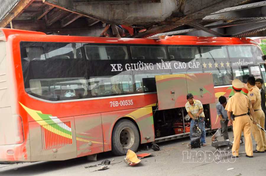 Cơ quan chức năng đã có mặt ngay sau khi sự việc xảy ra để giải quyết và điều tiết giao thông.