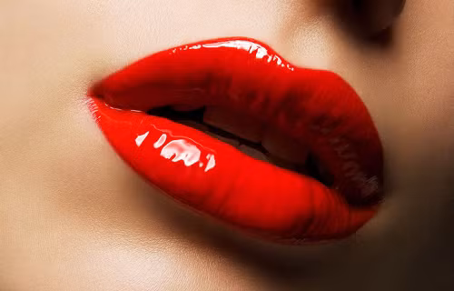 Dầu khoáng. Có trong hầu hết các mỹ phẩm màu, dầu khoáng có cấu trúc phân tử quá lớn nên không thể hấp thụ qua da. Tuy vậy, nó bám vào bề mặt da, gây tắc lỗ chân lông và là nguyên nhân sinh ra mụn.