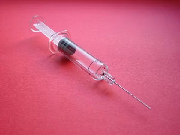 Ngoài ra, tiêm silicon lỏng có thể làm lây nhiễm HIV, lây bệnh viêm gan siêu vi và nhiều bệnh lý lây truyền khác qua đường tiêm chích (nguy cơ tại những cơ sở thẩm mỹ chui không có giấy phép).