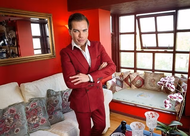 Anh chàng người Brazil Rodrigo Alves cũng không nằm ngoại lệ trong bộ phận nhỏ những người đàn ông có sở thích làm đẹp. Tuy nhiên, để thỏa mãn ước mơ trở thành búp bê sống phiên bản nam, Rodrigo đã biến mình thành một con nghiện phẫu thuật thẩm mỹ vô độ.