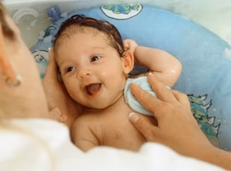 Không vắt nhiều chanh hay đun nước lá quá đặc. Việc vắt nhiều chanh vào nước tắm hay trực tiếp xát chanh lên da dễ khiến da bé bị kích ứng, tổn thương do hàm lượng axit quá cao. Nếu hòa chanh, muối vào nước tắm, không nên dùng quá nhiều mà cần phải để ý tỷ lệ hợp lý, vì nếu không sẽ gây xót và dễ làm kích ứng làn da non nớt của bé.