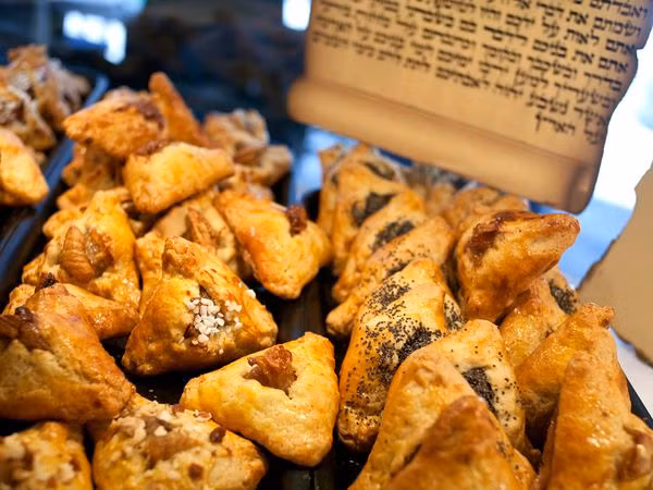 Bánh Hamantaschen của người Do Thái. Hamantaschen là bánh dùng trong lễ hội Purim của người Do Thái. Những chiếc bánh hình tam giác dạng bánh quy với nhân làm từ hoa quả khô, đào, mận, lạc, sôcôla hay các vị nhân ngọt khác nhau.