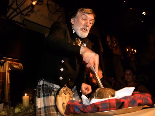 Món Haggis (Scotland). Haggis là món dồi được làm từ tim, gan, phổi của cừu trộn với hành tây, bột yến mạch và gia vị rồi nhồi vào trong bộ lòng trước khi đun lửa liu riu. Món này được thưởng thức trong lễ hội đêm Burn, được tổ chức thường niên vào ngày 25/1 (ngày sinh của Robert Burns), để tưởng nhớ tới cuộc đời và sự nghiệp của thi sĩ này.