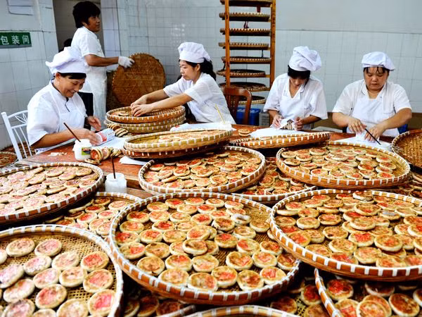 Bánh trung thu (Trung Quốc). Lễ hội Trung thu rằm tháng 8 gắn liền với vị thần mặt trăng theo truyền thuyết của người Trung Quốc. Đây là dịp để thưởng thức những chiếc bánh vàng ươm với nhân hạt sen cũng như đủ loại nhân khác. Những chiếc bánh nhỏ xinh biểu trưng cho mặt trăng có các hình in trên mặt bánh mang ‎ý nghĩa trường thọ và an lành.