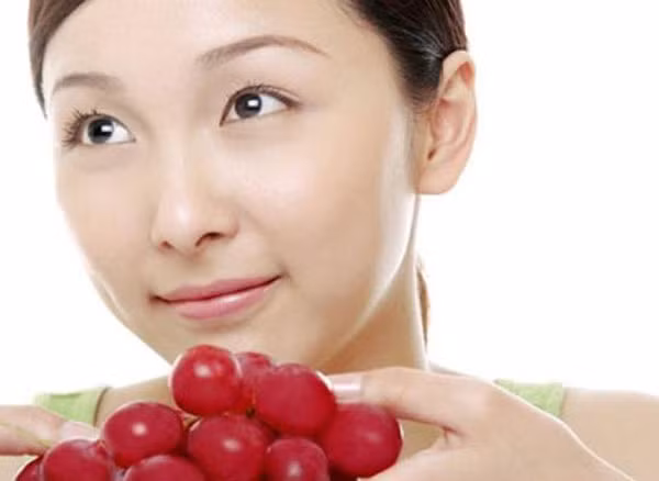 Nho. Còn nếu muốn chống nắng trong những ngày thời tiết oi bức này, nước nho mật ong chính là thức uống cho da tốt nhất. Một số hợp chất trong quả nho có thể bảo vệ làn da con người khỏi các loại tia cực tím.