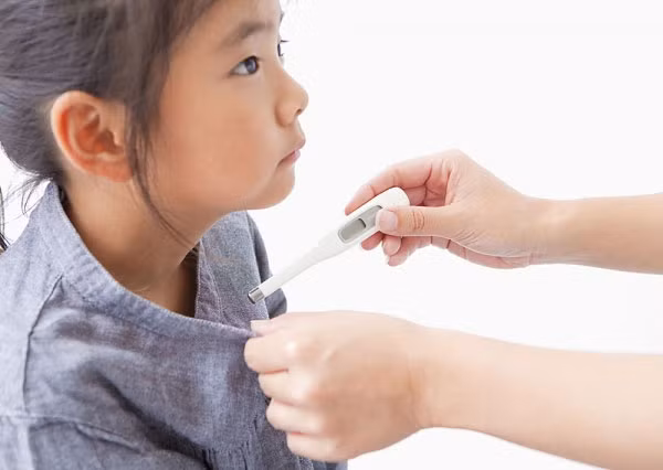 Ngoài ra, còn có một số triệu chứng khác có thể thấy khi có biến chứng như: sốt rất cao, nôn nhiều, mạch đập nhanh, yếu tay chân, méo miệng... Khi trẻ có biến chứng nếu không điều trị đúng và kịp thời có thể tử vong trong vài giờ.