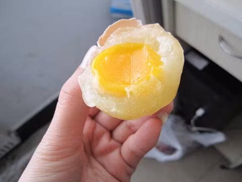 Trứng gà giả. Nguyên liệu làm lòng trắng là muối axit hữu cơ, phèn chua, keo có nguồn gốc động vật. Một ít phẩm màu vàng chanh vào lòng trắng được lòng đỏ. Sau đó, người ta dùng khuôn hình bầu dục để tạo hình lòng trắng và khuôn hình tròn để nắn lòng đỏ. Khâu cuối cùng là tạo vỏ trứng.Vỏ trứng được làm từ thạch cao và sáp paraphin trộn đều, nung ở 50OC. Môi trường chân không sẽ giúp hàn kín quả trứng giả và chỉ có những người tinh mắt lắm mới có thể phát hiện được.