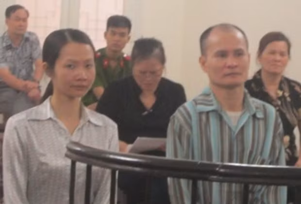 Bị cáo Nhâm và Tâm (bên phải) trước vành móng ngựa.