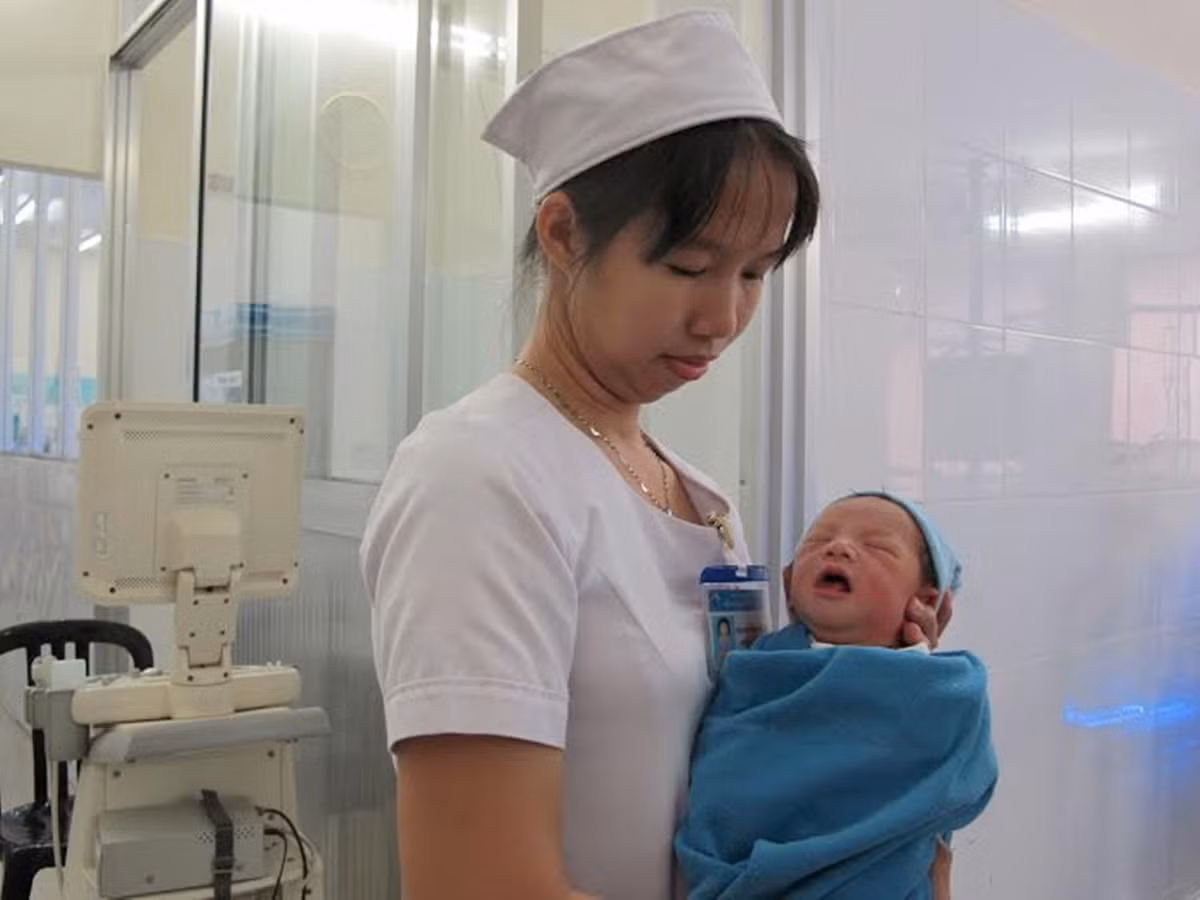 Bé trai sơ sinh con sản phụ Ng. đang được các y tá BV Từ Dũ chăm sóc chu đáo.