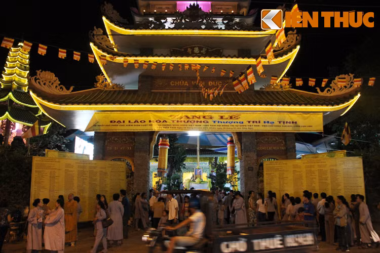 Suốt 5 ngày qua, tại chùa Vạn Đức, quận Thủ Đức, TP HCM, hàng vạn lượt Tăng ni, Phật tử khắp nơi trên cả nước đã tề tựu về để viếng tang, tưởng niệm cố Đại lão Hòa thượng Thích Trí Tịnh.