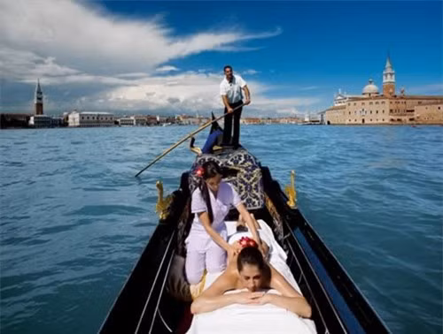  Massage trên thuyền Gondola: Đây là dịch vụ giải tríđầy sáng tạo tại thành phố nổi tiếng lãng mạn trên thế giới – Venice, Ý. Du khách có thể vừa tham quan vẻ đẹp của cả thành phố, vừa trải nghiệm cảm giác massage ngoài trời trên chiếc thuyền Gondola.