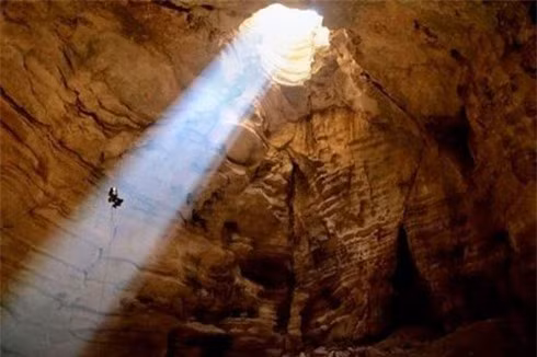 2. Hang Krubera: Hang động sâu nhất thế giới này nằm ở núi Arabika, dãy Gagrinsky, nước Georgia với chiều sâu lên tới 2.191 m. Lối vào hang được bao phủ bởi rêu và tổ quạ nên nó còn có tên là hang quạ. Năm 2012, một nhà thám hiểm người Ukraina đã thiết lập một kỷ lục khi đo được chính xác độ sâu của hang động tính từ lối vào là 2.197 m.