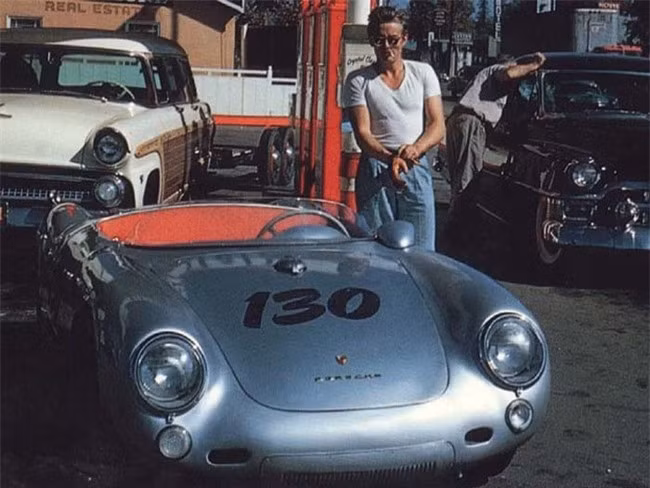  James Dean, diễn viên Hollywood nổi tiếng người Mỹ qua đời ngày 20/9/1955 trong một vụ tai nạn đua xe. Đây là bức ảnh cuối cùng anh chụp với chiếc xe đua của mình ở California. 