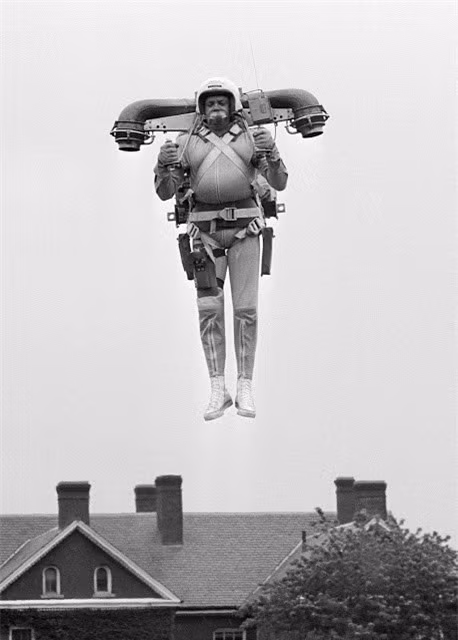  Động cơ phản lực jetpack: Robert Courter đã bay lên không trung khi thử một động cơ phản lực jetpack ở Ft. Myer, Virginia ngày 10/6/1969. 
