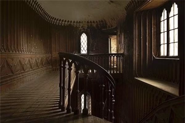 7. Lâu đài Charleville, Ireland: Lâu đài theo phong cách Gothic nằm ở hạt Offaly được cho là bị linh hồn một cô gái ngã xuống từ tòa tháp cao nhất ám. Các du khách cho biết đã thấy những hiện tượng lạ xuất hiện trong lâu đài. Một nhiếp ảnh gia biến mất khi lên tòa tháp, người ta chỉ tìm thấy máy ảnh của ông. Nhiều chuyên gia hoạt động siêu nhiên và các nhà ngoại cảm đã tới lâu đài Charleville nhưng vẫn chưa giải mã được bí ẩn. Lâu đài " ma ám" đã xuất hiện trong chương trình “Những nơi đáng sợ nhất trên thế giới” và “Thợ săn ma”. 