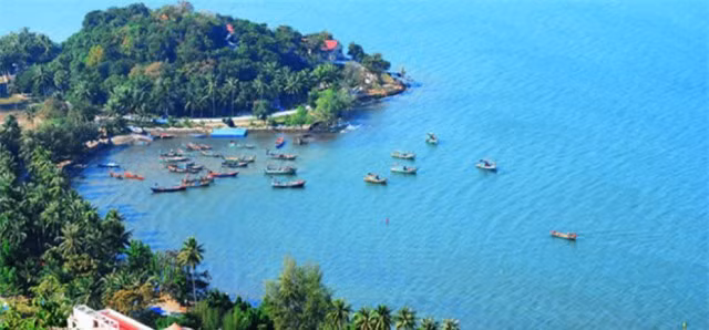Đảo Hải Tặc: Đảo Hải Tặc thuộc xã Tiền Hải, huyện Hà Tiên, tỉnh Kiên Giang là một quần đảo gồm 16 hòn đảo mà lớn nhất là đảo Hòn Tre (Hòn Đốc) cách đảo Phú Quốc khoảng 40km. Quần đảo này được biết đến vào khoảng cuối thế kỷ 17, từng là căn cứ của hải tặc “Cánh Buồm Đen” khét tiếng với nhiều câu chuyện kỳ bí có liên quan đến nạn cướp biển. Có lẽ vì như vậy mà người dân đặt tên là đảo Hải Tặc cho tới ngày nay.