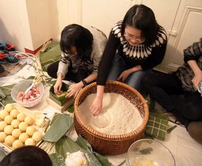 Nhiều bạn trẻ lần đầu tiên được gói bánh Chưng nên tỏ ra rất hào hứng với hoạt động này.