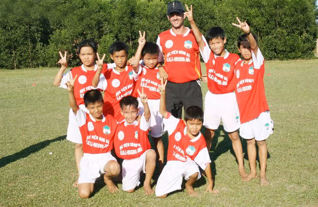 Những cậu bé chân trần ngây thơ.