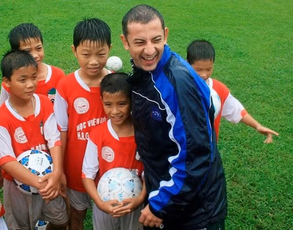 HLV Guillaume Graechen bên cạnh các cầu thủ nhí U19 năm nào...