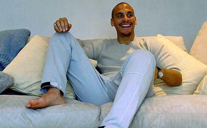 Rio Ferdinand và điều khoản cấm xem TV. Một đứa trẻ chỉ được xem TV tối đa 2 giờ mỗi ngày vì các chuyên gia lo cho ngại chúng sẽ thụ động. Nhưng Rio Ferdinand thì chỉ được xem TV 1 tiếng mỗi ngày, và được khuyến cáo không nên xem TV nhiều hơn 30 phút mỗi ngày. Khi ở Leeds, đầu gối luôn trong tình trạng dễ bị tổn thương do anh ngồi xem quá nhiều chương trình của Jeremy Kyle.