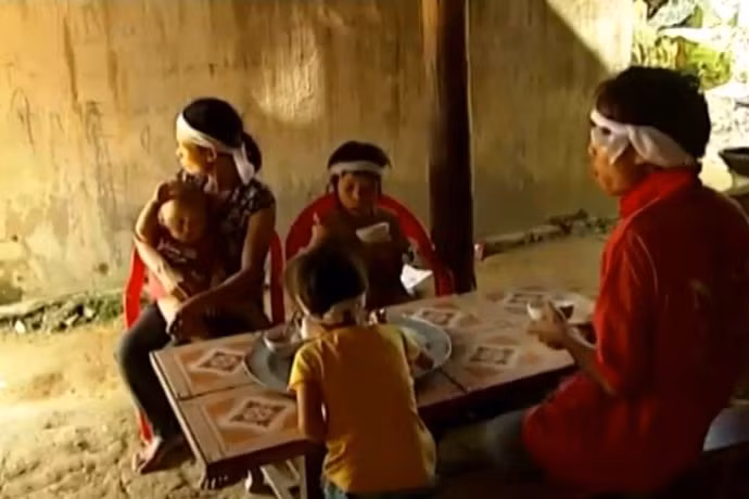 Bữa cơm chỉ có rau và nước mắm nhưng 3 đứa trẻ đều ăn ngon lành.