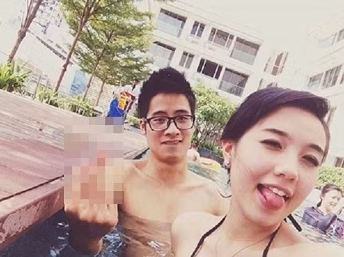 Bức ảnh tự sướng khoe ngón tay thối phản cảm của vlogger JVevermind cùng bạn gái - Mie Nguyễn tại hồ hơi khiến họ nhận không ít bình phẩm chê bai từ cộng đồng mạng. Đây là lần đầu tiên cặp hot teen mất điểm vì sự cố liên quan đến hình ảnh. Ảnh: FBNV.