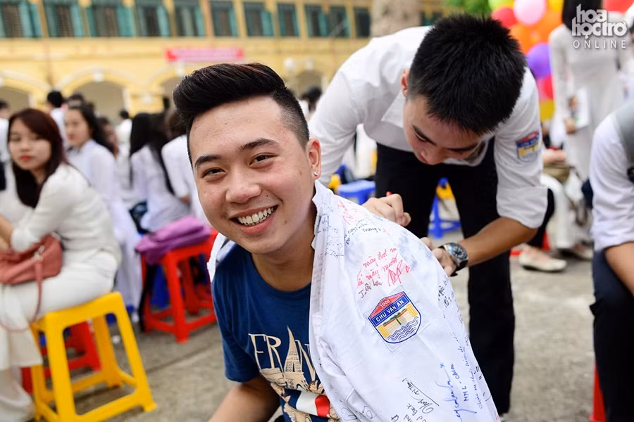Ngày hôm nay, khóa học sinh thứ 104 đã thực sự trưởng thành, vươn cánh bay xa.. Nhìn những “vòng gỗ” lớn dần, thầy cô tự hào nhưng cũng không nén nỗi niềm xúc động. Những nụ cười vu vơ, gửi nhau thoáng chốc; những bịn rịn không lời trong tà áo học trò; những giọt nước mắt chia ly khép lại giây phút tạm biệt.