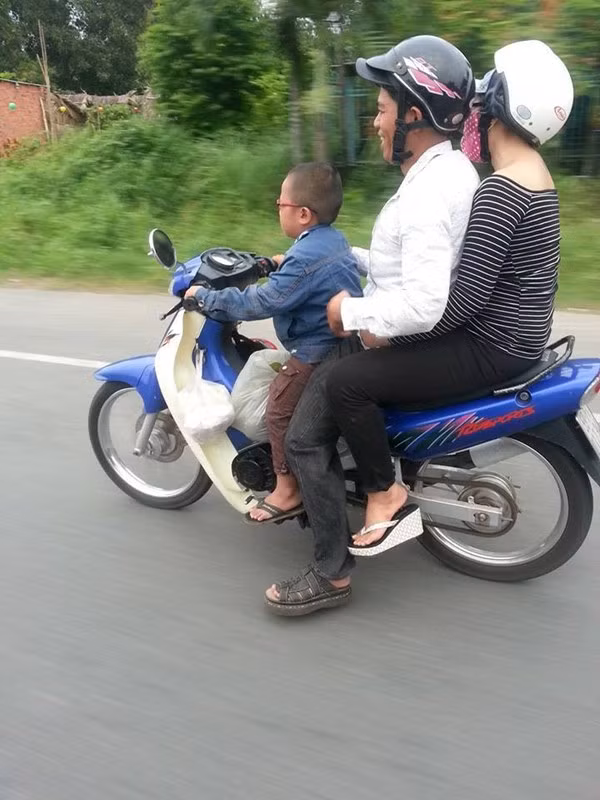 Hình ảnh một bé trai chở hai người lớn phóng xe máy với tốc độ cao khiến nhiều người phải sốc. Theo thành viên fanpage Hội đam mê Xì po và YaZ chia sẻ: “Tôi mới được một người bạn chia sẻ một hình ảnh độc về cặp đôi đi xì po giao tính mạng cho một bé trai 5 tuổi điều khiển. Không biết mục đích cuối cùng của người đàn ông trong bức ảnh là gì? Nhưng việc này làm cộng đồng mạng hết sức quan ngại về sự an toàn trong giao thông và ý thức của người lớn".