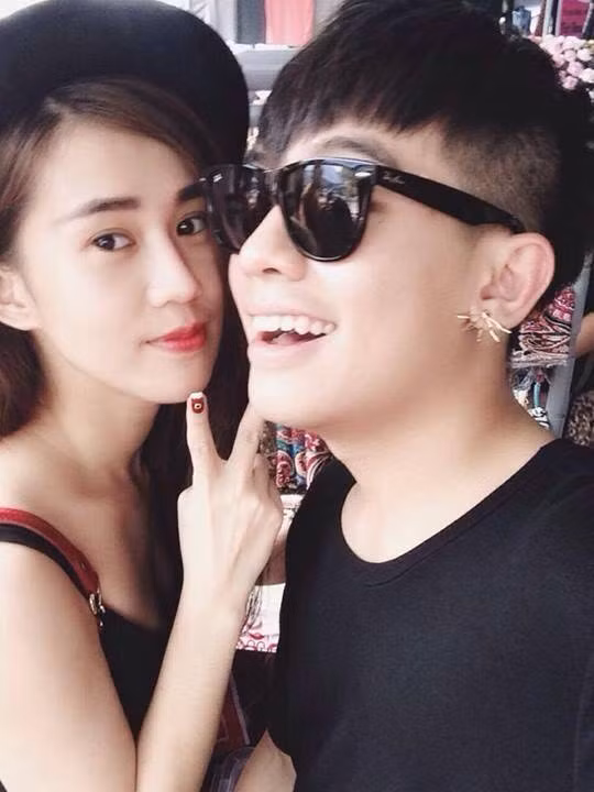 1. Phở Ngọc Thảo. Là một trong những cô nàng xuất hiện bên cạnh Phở Đặc Biệt trong những Vlog đầu tiên, Ngọc Thảo là cái tên không còn xa lạ gì đối với cộng đồng mạng. Tuy từng có những khoảng thời gian "tạm xa nhau" nhưng giờ đây "cô giáo Thảo" đã "quay về" bên Phở, hứa hẹn tạo nên những "tô Phở" cực chất trong thời gian sắp tới. 1. Phở Ngọc Thảo. Là một trong những cô nàng xuất hiện bên cạnh Phở Đặc Biệt trong những Vlog đầu tiên, Ngọc Thảo là cái tên không còn xa lạ gì đối với cộng đồng mạng. Tuy từng có những khoảng thời gian "tạm xa nhau" nhưng giờ đây "cô giáo Thảo" đã "quay về" bên Phở, hứa hẹn tạo nên những "tô Phở" cực chất trong thời gian sắp tới.
