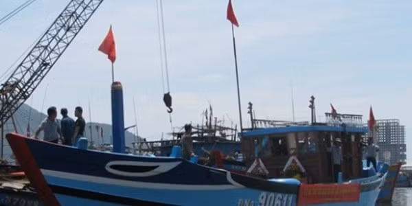 Tàu Trung Quốc vây hãm và phun nước vào tàu kiểm ngư Việt Nam. Ảnh: Văn Sơn/TTXVN.