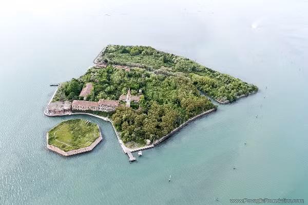 Nằm giữa thành Venice xinh đẹp, hòn đảo này đáng nhẽ phải là điểm đến của sự lãng mạn, tuy nhiên Poveglia lại nổi tiếng với những câu chuyện đầy ma quái và ngày nay thậm chí không một ai dám bén mảng lại gần.