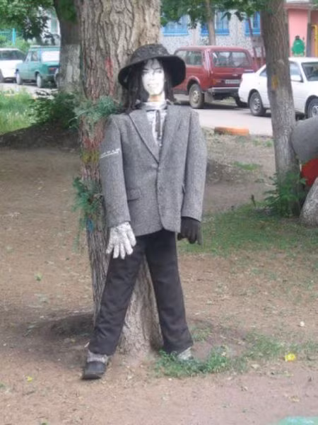 Hình nộm Michael Jackson giữa đường phố.