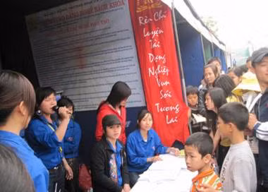 Việt Nam với “độc chiêu” ném phi tiêu trúng học bổng. Bước vào mùa tuyển sinh, các trường đại học, cao đẳng ở Việt Nam cũng đưa ra vô số “chiêu trò” với mục để thu hút học sinh quan tâm tới mình. Độc đáo nhất có lẽ phải kể đến là "tuyệt chiêu" phi tiêu... trúng học bổng của một số trường.