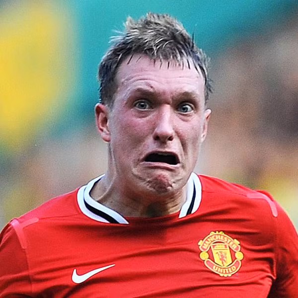 Khuôn mặt như muốn khóc của cầu thủ Phil Jones (MU).
