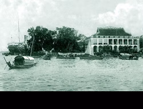 Nơi Người ra đi tìm đường cứu nước Hướng về quận 4, Bến Nhà Rồng với mái ngói đỏ dần dần hiện ra. Sau khi ngắm nhìn những hiện vật về Bác Hồ, hai bạn nhớ hoài câu nói thể hiện ý chí quyết tâm cháy bỏng của người thanh niên Nguyễn Tất Thành khi bước lên chiếc tàu Amiral La Touche De Tréville: “Tự do cho đồng bào tôi, độc lập cho Tổ quốc tôi, đấy là tất cả những điều tôi muốn, đấy là tất cả những điều tôi hiểu”.