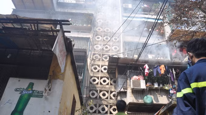 Khoảng 40 phút sau, ngọn lửa mới cơ bản được khống chế. Lúc xảy ra vụ cháy, mọi người trong phòng 203 và khu tập thể đã kịp chạy thoát ra ngoài.